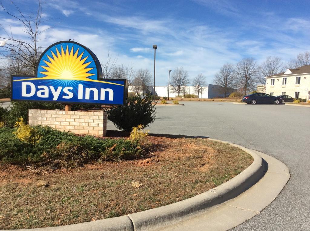 Days By Wyndham Nc Hotel